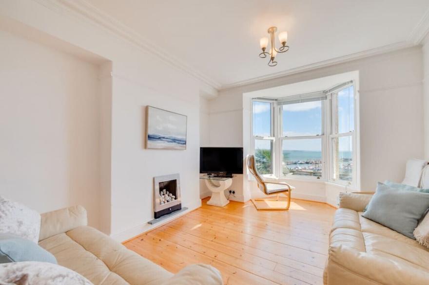 Tremayne House - Three Bedroom House, Sleeps 6