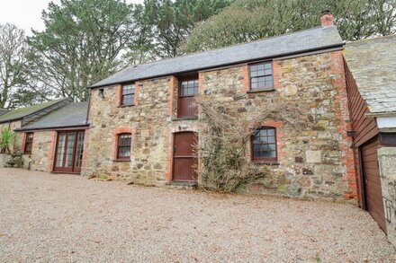 BARN COTTAGE, family friendly, character holiday cottage in Marazion