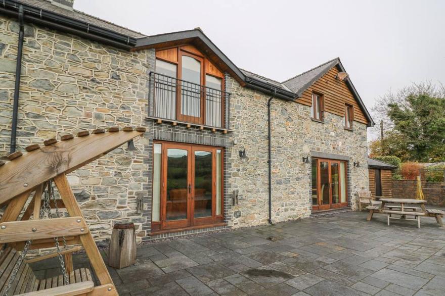 YR HEN TY COETS, Family Friendly, With Open Fire In Talybont