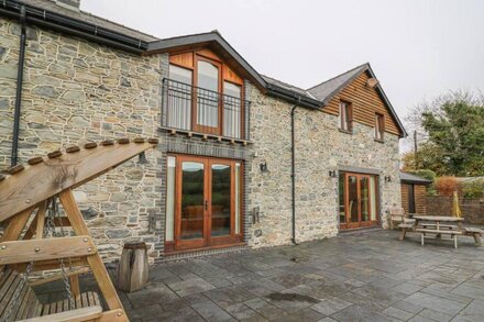 YR HEN TY COETS, family friendly, with open fire in Talybont