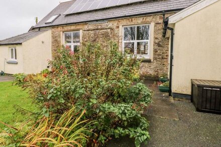 SCHOOL HOUSE, pet friendly, character holiday cottage in Spittal