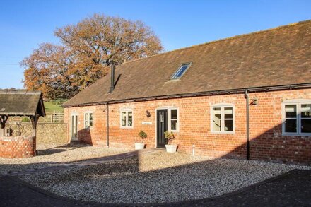 THE MILKING PARLOUR, pet friendly, luxury holiday cottage in Westhope