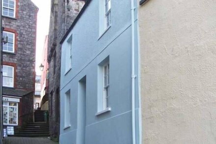 1 QUAY HILL, family friendly, character holiday cottage in Tenby