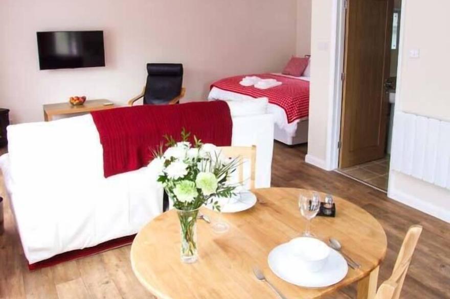 ROWAN STUDIO, romantic, country holiday cottage in Cranham