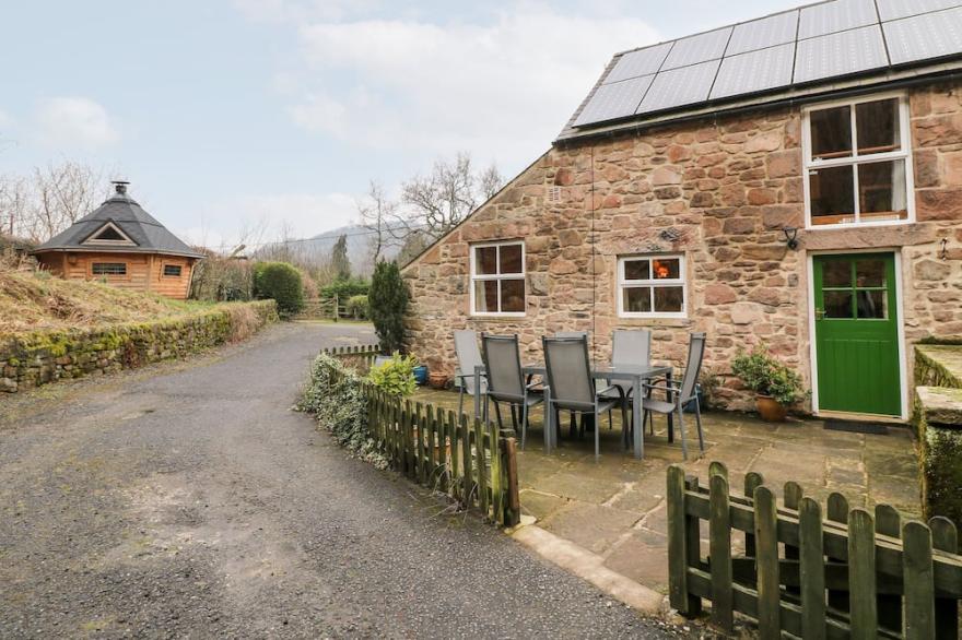 OAK TREE COTTAGE, pet friendly, with a garden in Cromford