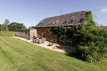 BREACHES BARN, pet friendly, with open fire in Rockbourne