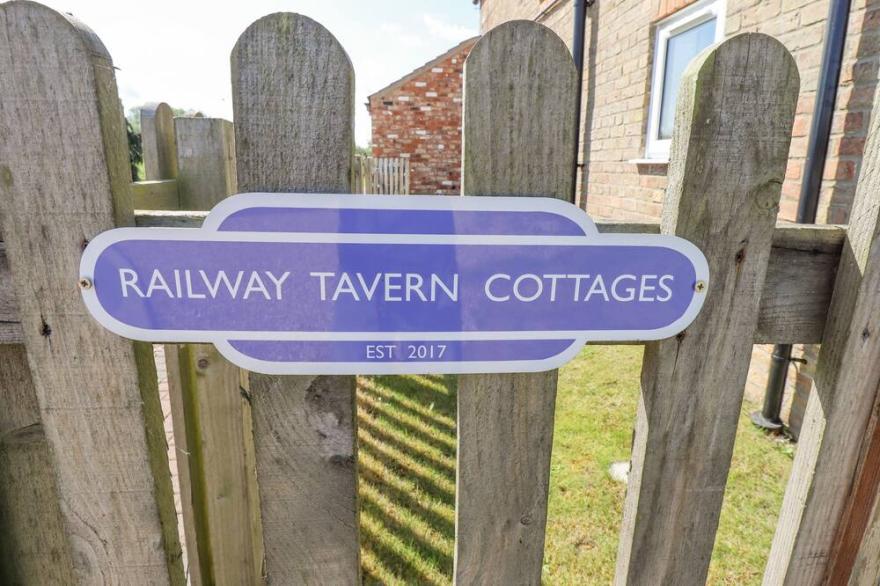 HOLLY COTTAGE, family friendly, with a garden in Alford