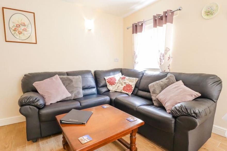 HOLLY COTTAGE, family friendly, with a garden in Alford
