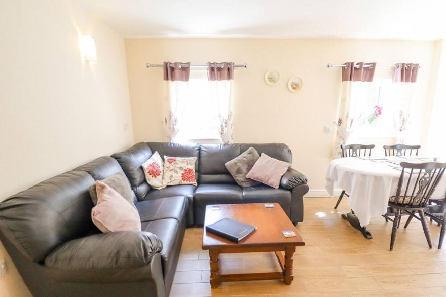 HOLLY COTTAGE, family friendly, with a garden in Alford