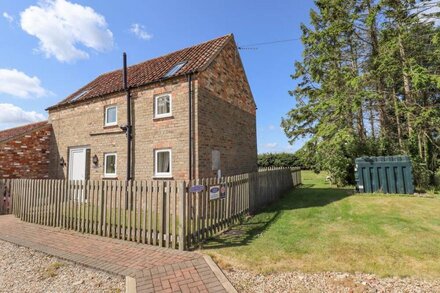 HOLLY COTTAGE, family friendly, with a garden in Alford