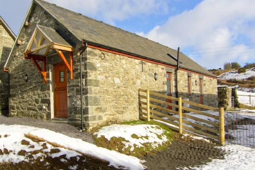 TY ISAF PENRHYDDION, pet friendly, with a garden in Betws-Y-Coed