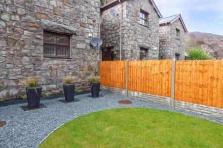 4 ADWY'R NANT, family friendly, with open fire in Beddgelert