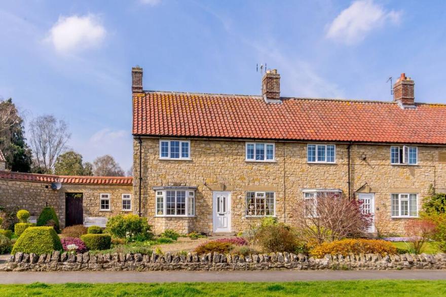 IVY COTTAGE, Family Friendly, With A Garden In Helmsley