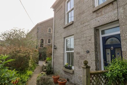 KITTIWAKE, pet friendly, character holiday cottage in Newlyn