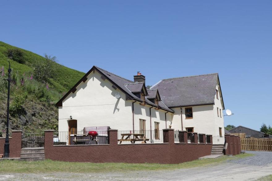 MAESGWYN, Pet Friendly, With Hot Tub In Beguildy