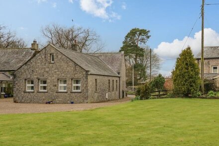 OAKLEA, pet friendly, character holiday cottage in Ravenstonedale