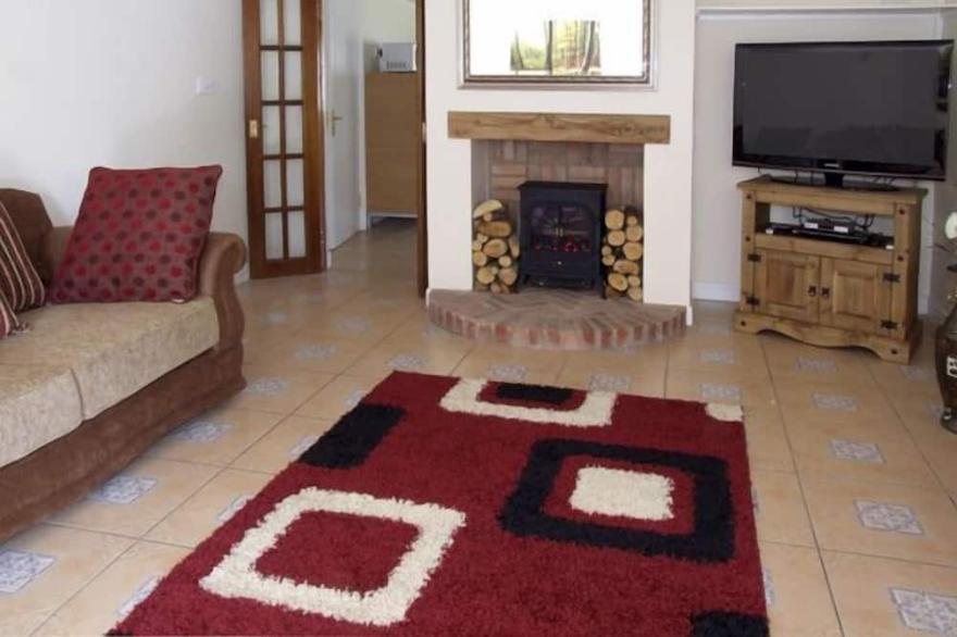 ROSEWATERS COTTAGE, pet friendly, with a garden in Astley Burf