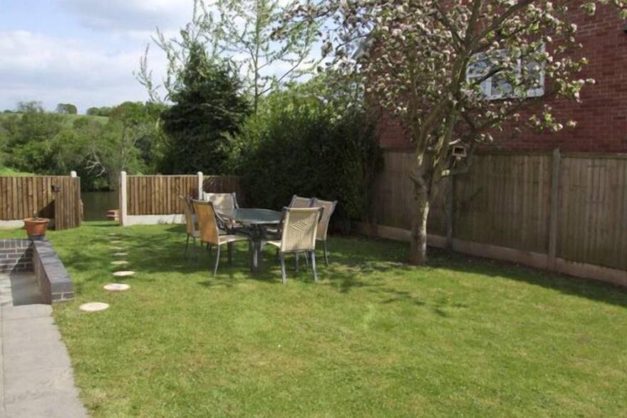 ROSEWATERS COTTAGE, Pet Friendly, With A Garden In Astley Burf