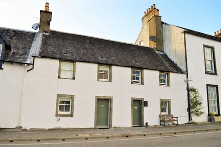 Seaview location in Inverarary, historic cottage within walking distance of town centre, sleeps 4