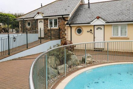 9 PORTH VEOR VILLAS, family friendly, with pool in Porth