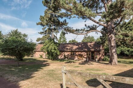 THE BOTHY, luxury holiday cottage, with open fire in Meeson