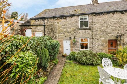 ELDERBANK, character holiday cottage, with open fire in Bradwell