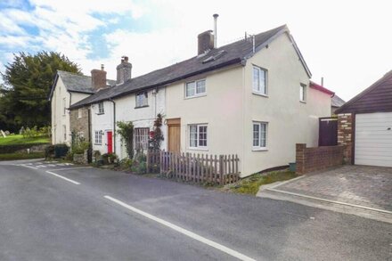 MARIGOLD COTTAGE, pet friendly, character holiday cottage in Clun