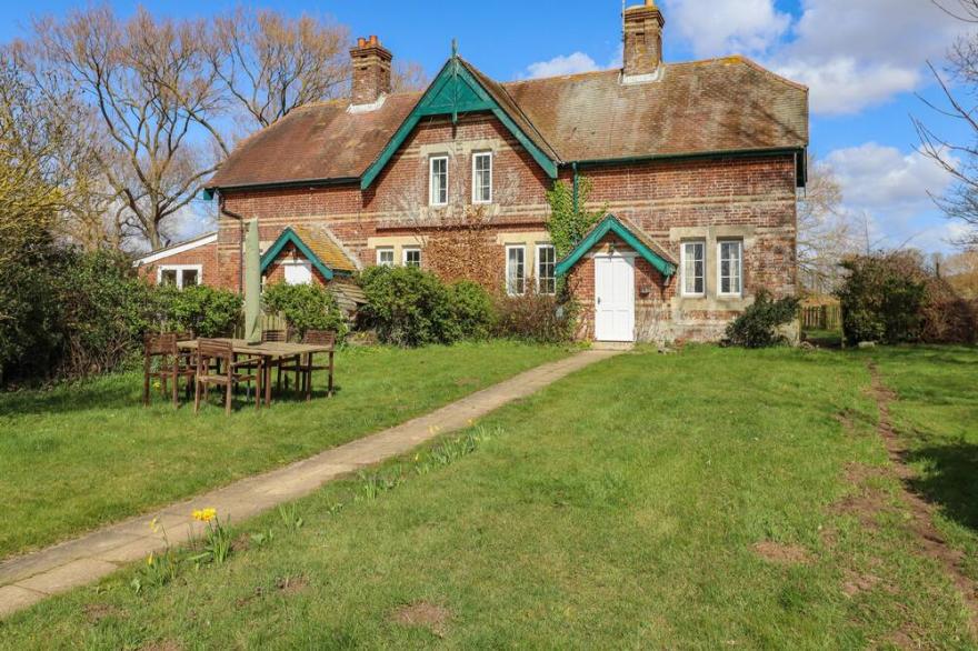 FERRY COTTAGE, Pet Friendly, Character Holiday Cottage In Orford