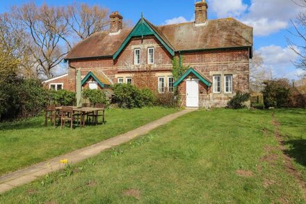 FERRY COTTAGE, pet friendly, character holiday cottage in Orford