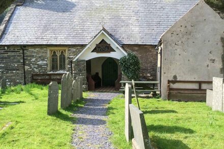 ST.MARY'S, pet friendly, character holiday cottage in Tal Y Llyn