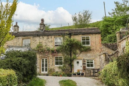 FOUNTAINS COTTAGE, family friendly, with open fire in Kirkby Malham