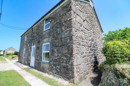 BLACKBERRY COTTAGE, family friendly, with a garden in St Ives