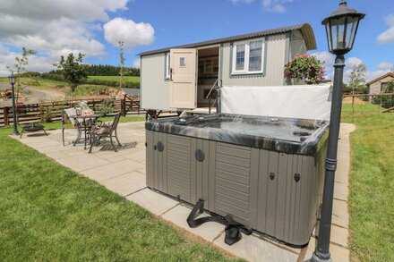 SHEPHERD'S VIEW, pet friendly, with hot tub in Rhayader