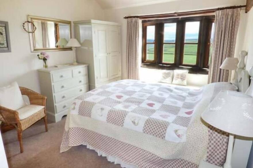 STREET HEAD FARM, pet friendly, luxury holiday cottage in Lothersdale