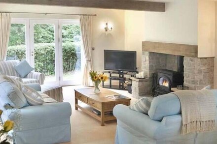 THE LAKE COTTAGE, family friendly, luxury holiday cottage in Belford