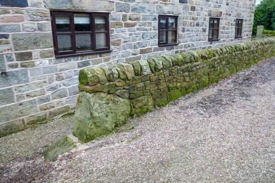 MOORLANDS FARM COTTAGE, with a garden in Ipstones