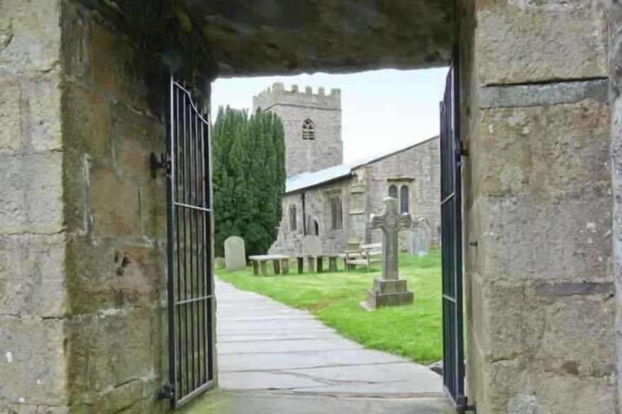 THE STABLES, pet friendly, with a garden in Horton-In-Ribblesdale