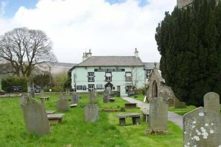 THE STABLES, pet friendly, with a garden in Horton-In-Ribblesdale