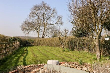 THE STUDIO, pet friendly, country holiday cottage in Stamford Bridge