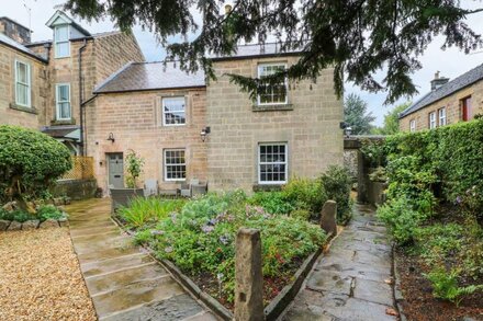 ROSE COTTAGE, family friendly, luxury holiday cottage in Matlock