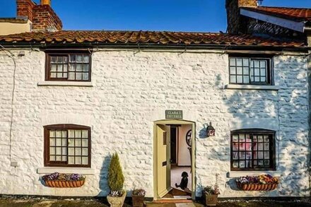 CLARA'S COTTAGE, pet friendly, with open fire in West Lutton