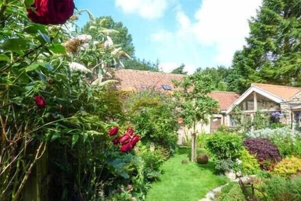 THE HAYLOFT, luxury holiday cottage, with open fire in Lastingham