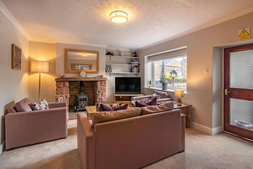CROSS FELL VIEW, family friendly, character holiday cottage in Knock