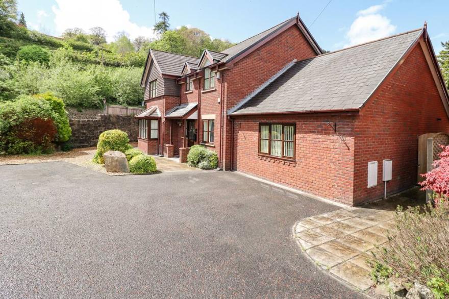 1 THE BEECHES, Pet Friendly, Luxury Holiday Cottage In Llangollen