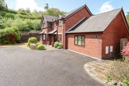 1 THE BEECHES, pet friendly, luxury holiday cottage in Llangollen