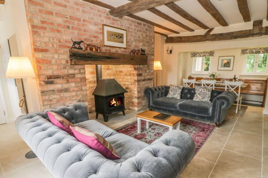 THE DOWER HOUSE, family friendly, with open fire in Sharnbrook