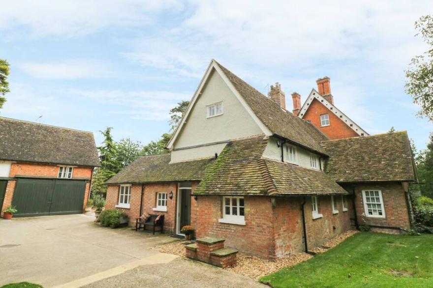 THE DOWER HOUSE, Family Friendly, With Open Fire In Sharnbrook
