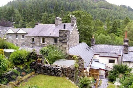 BWTHYN-Y-PAIR, family friendly, with open fire in Betws-Y-Coed