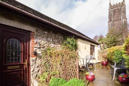 FAIRWATER MILL COTTAGE, pet friendly, with a garden in Newton Abbot