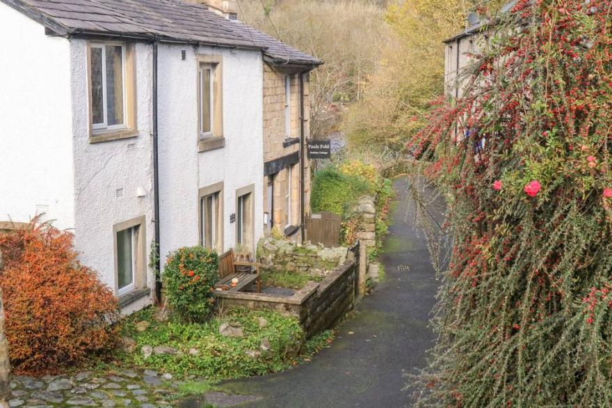 PAULS FOLD HOLIDAY COTTAGE, Pet Friendly, With Open Fire In Ingleton